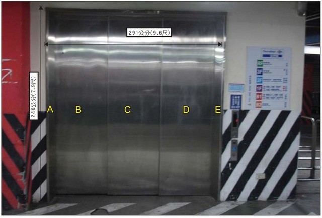 AP-B2-N009家樂福安平店B2客梯門貼圖停車場往賣場入口處動線