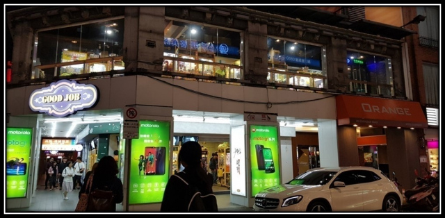 館前路與漢口街一段交叉口廊柱燈箱廣告